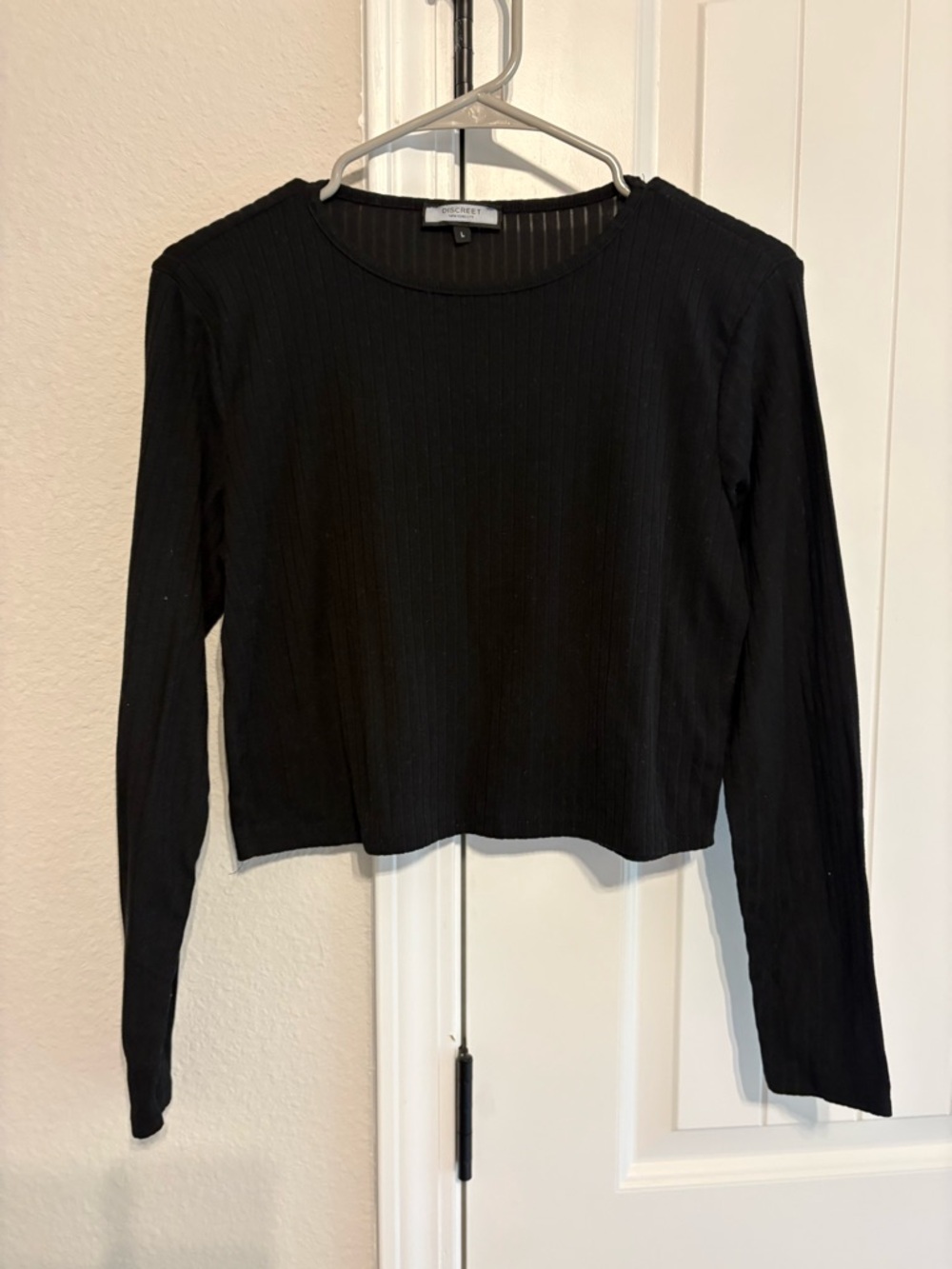 Discreet Black Ribbed Long-Sleeve Crop Top